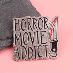 Pin esmaltado terror cinematográfico cuchillo y sangre