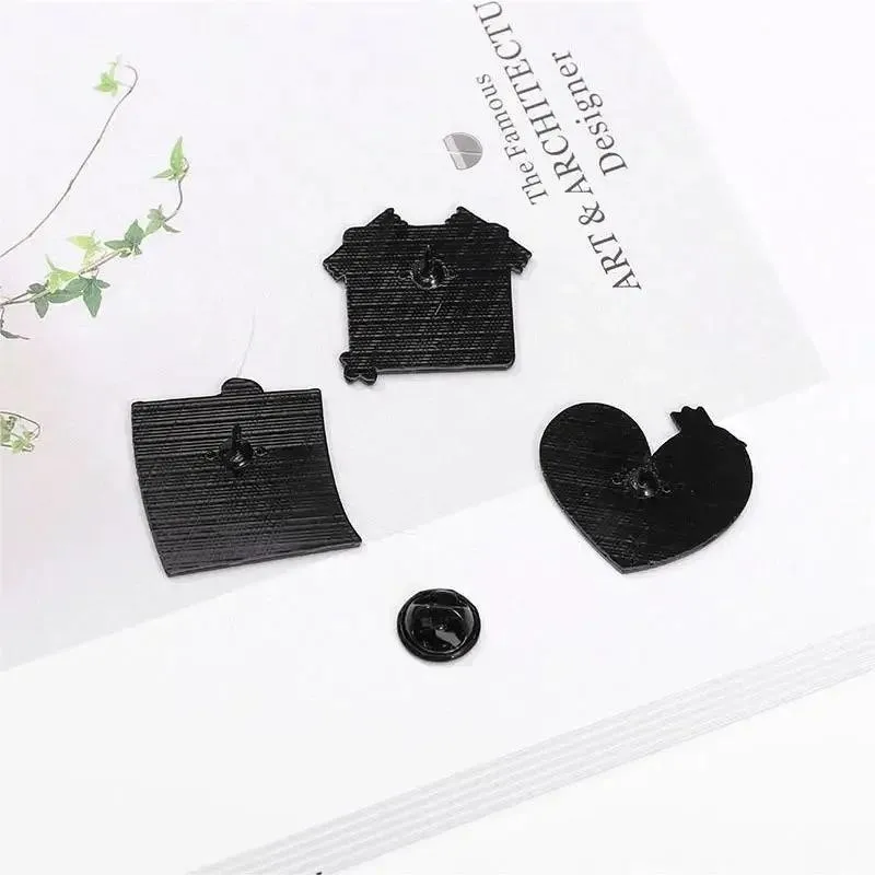 Detalle del broche esmaltado