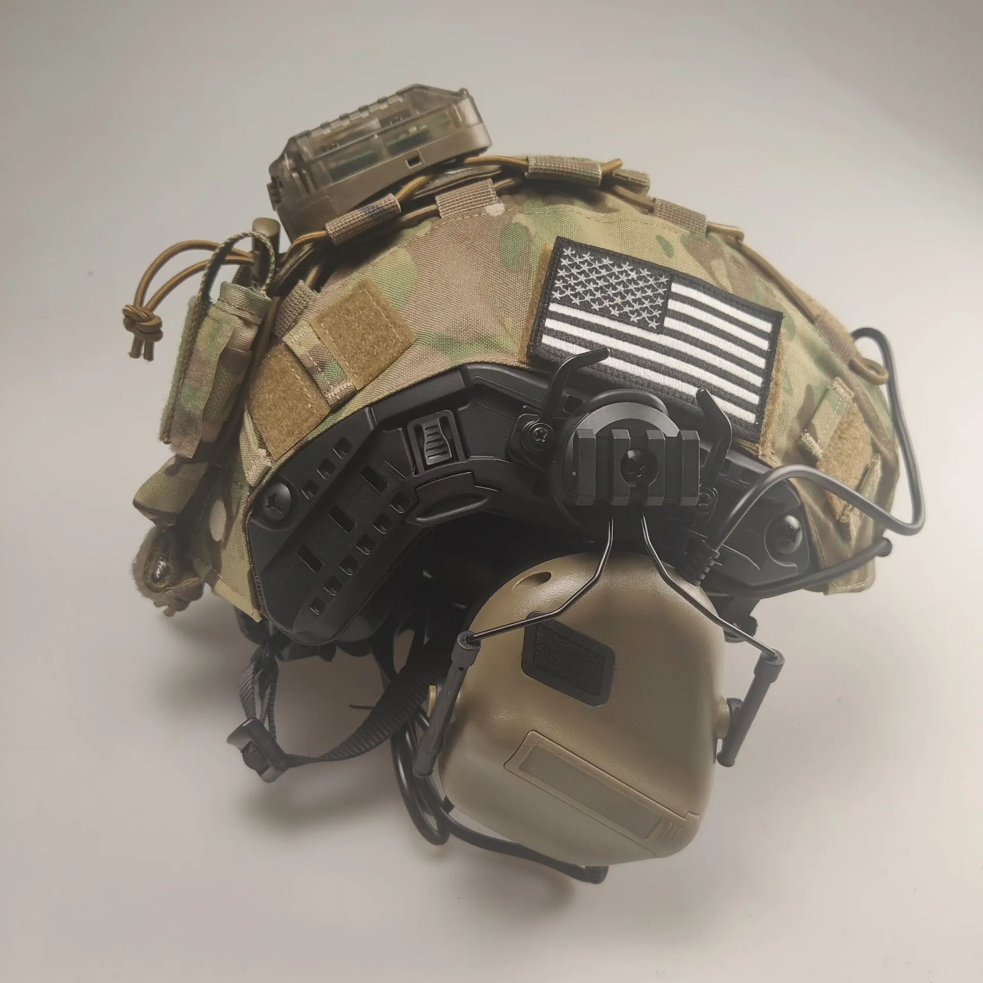 Casco táctico con componentes de protección