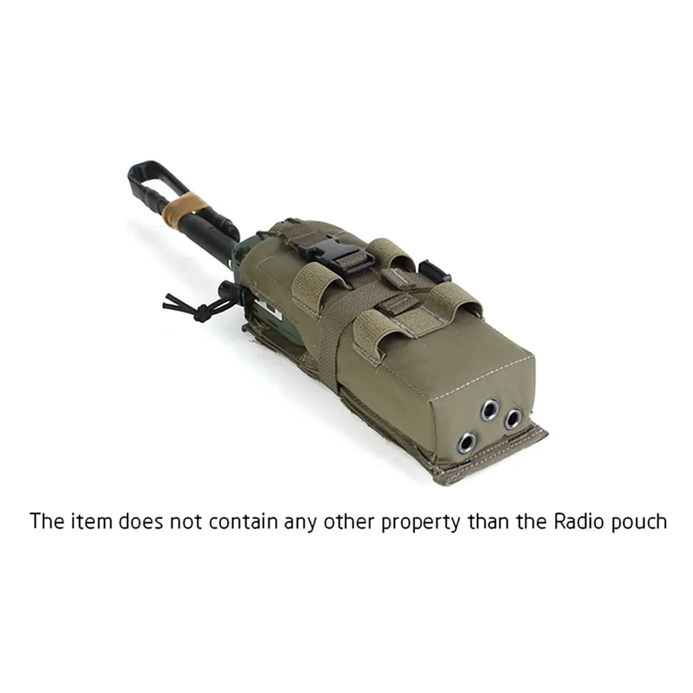 Radio PRC-152 montada en chaleco con antena visible