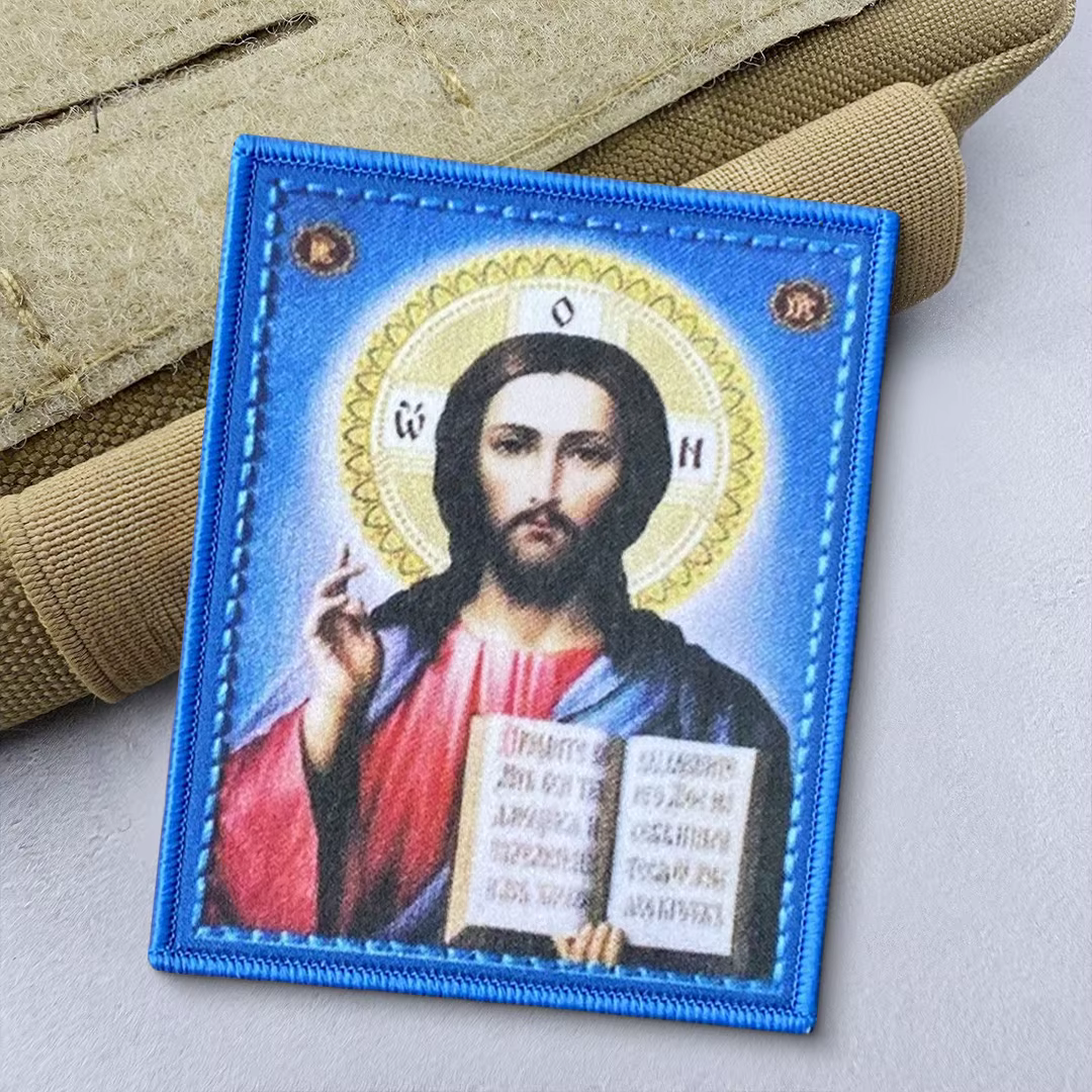 Parche táctico religioso en diferentes ángulos de visión