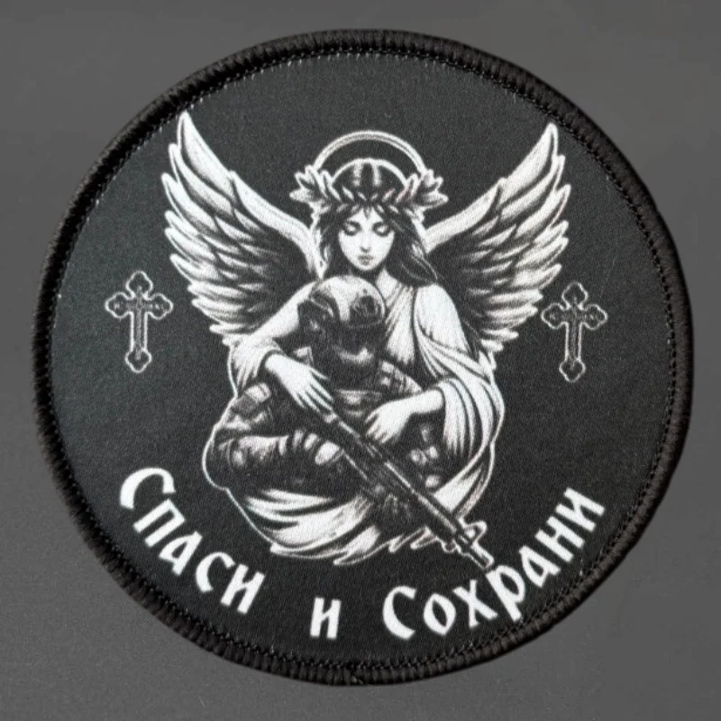Vista frontal del parche de ángel guardián con fondo de velcro