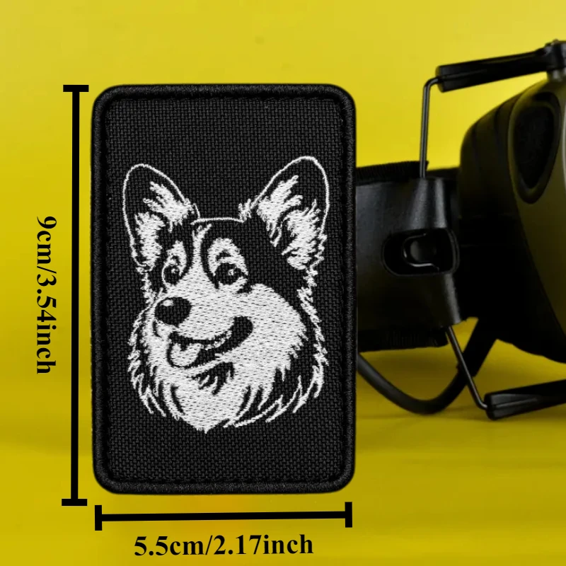 Parche Corgi en diferentes posiciones de mochila
