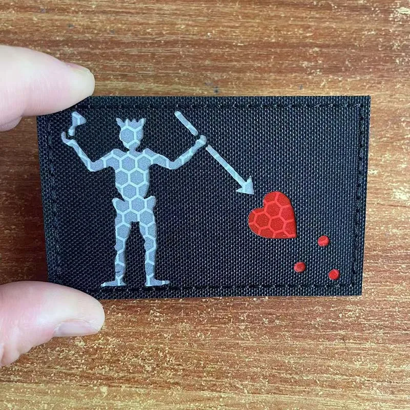 Insignia para mochila con temática pirata y táctica