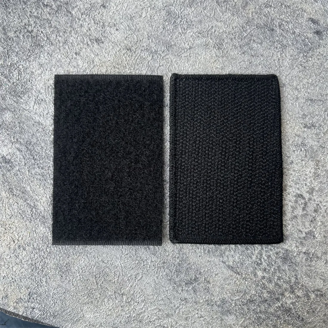 Parche táctico negro con calavera y flechas cruzadas