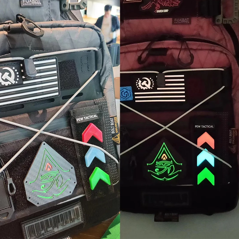 Parche táctico luminoso flecha con velcro para casco y mochila - imagen 4