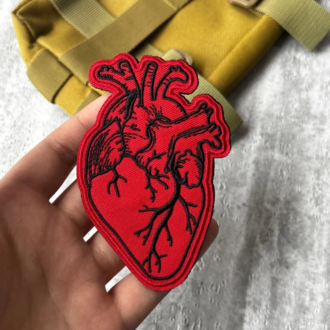 Parche táctico bordado corazón rojo anatómico con velcro - imagen 5