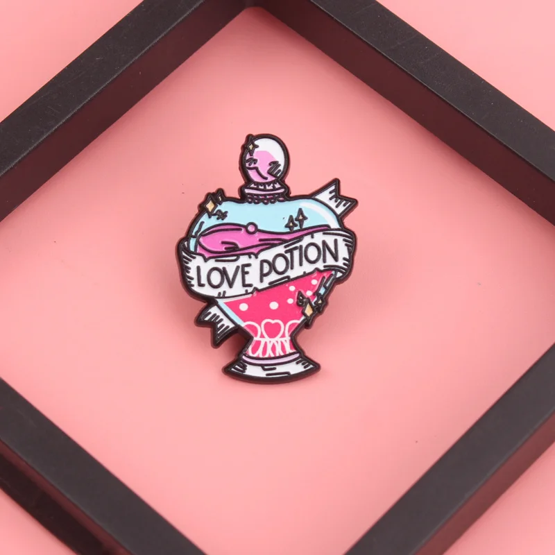 Pin vial pócima de amor encantada – tapa rosa con remolinos