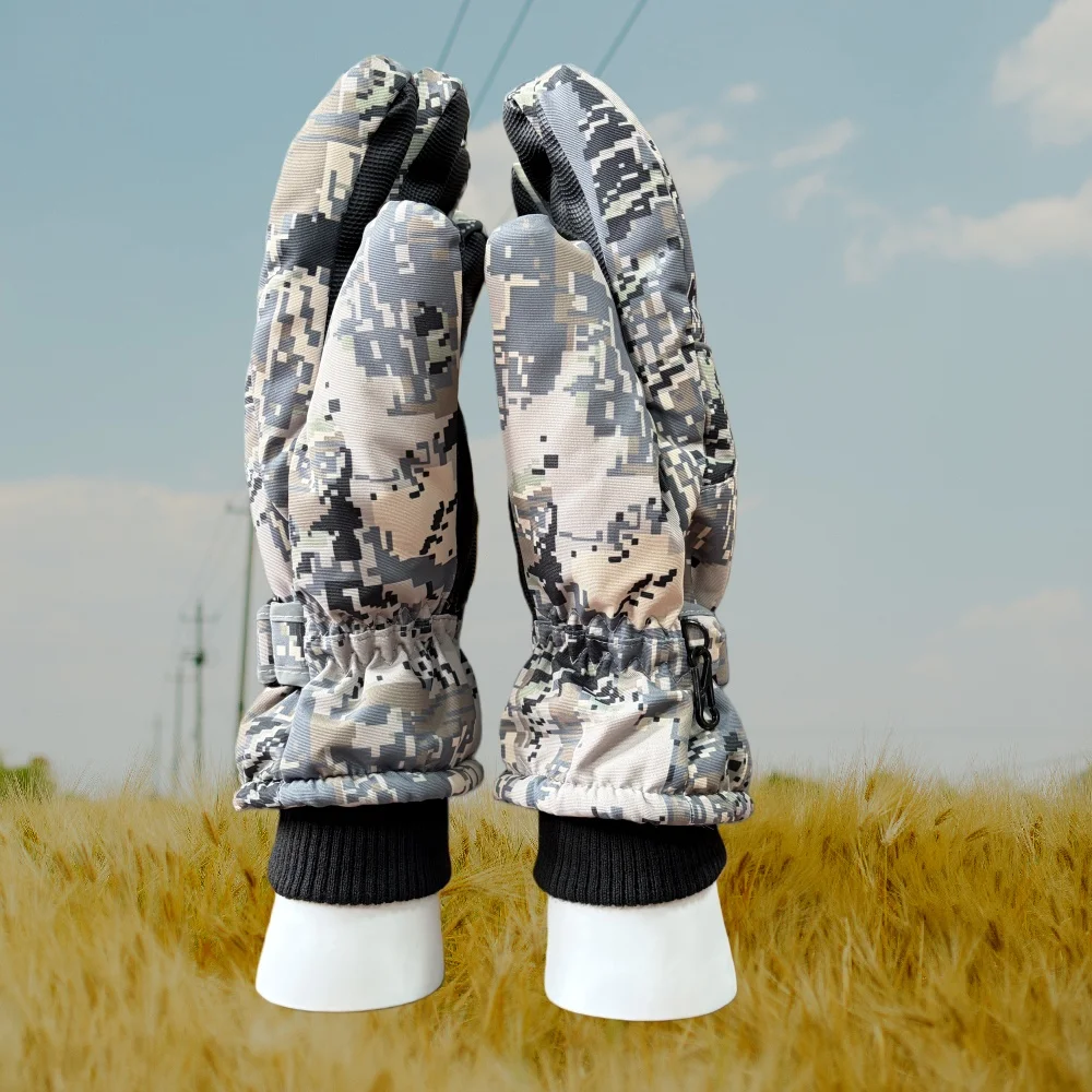 Guantes de caza impermeables y cortavientos en uso