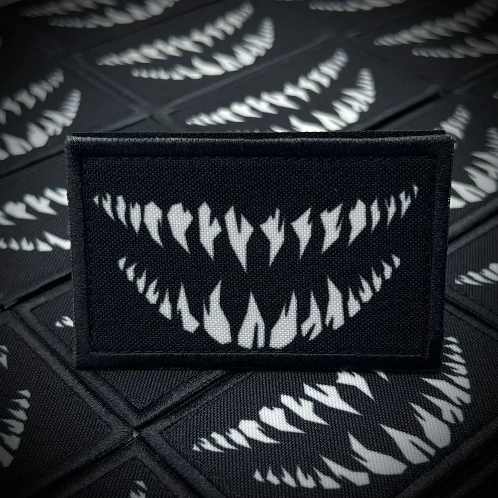 Parche de dientes de diablo sobre fondo negro