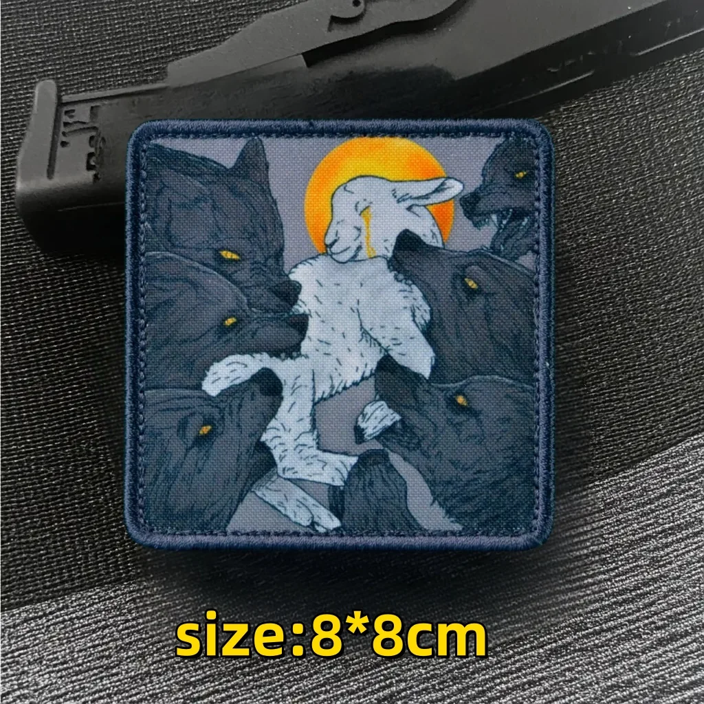Detalle del parche con diseño de lobo y cordero