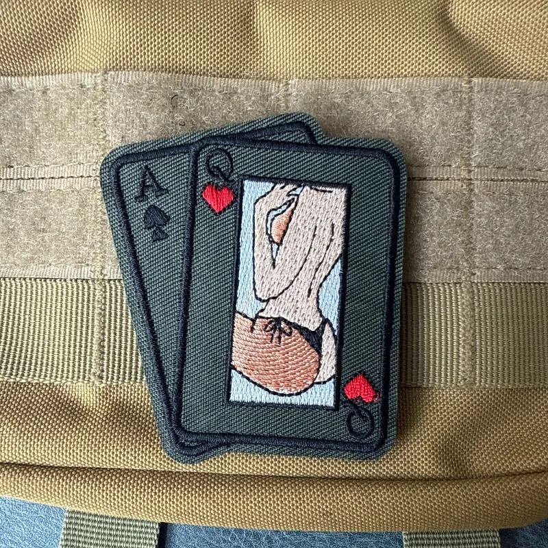 Parche táctico bordado con velcro naipe reina picas y corazón oliva - imagen 2