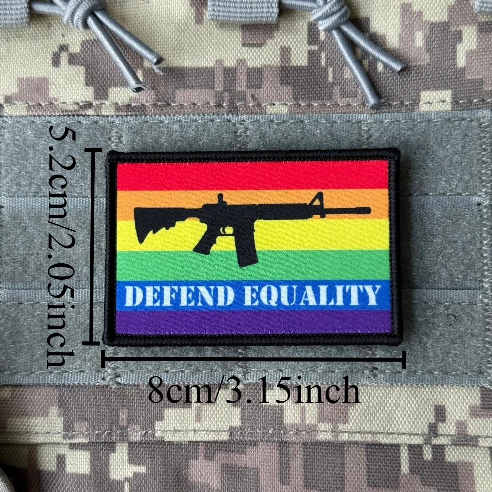 Parche táctico bordado arcoíris Defender la igualdad con velcro - imagen 4