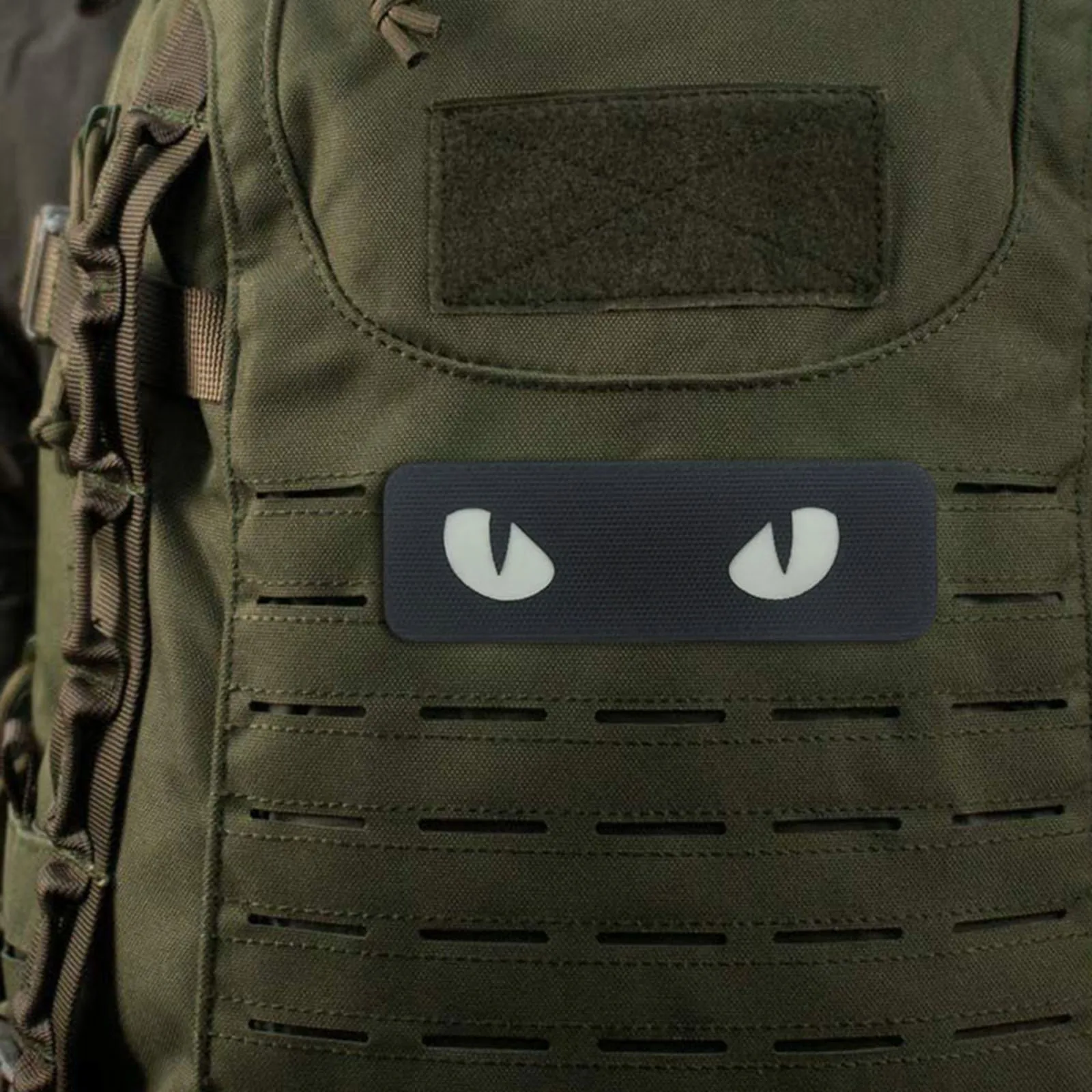 Parche táctico luminoso ojos del diablo – Velcro para ropa y mochila - imagen 4