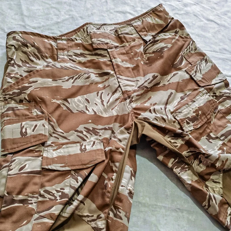 Pantalón en conjunto con el patrón camuflado