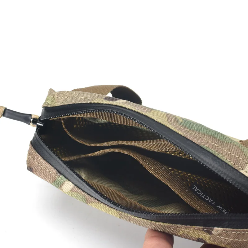 Detalle de las correas y sistema de fijación MOLLE en el chaleco