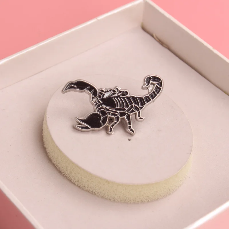 Pin esmaltado escorpión vintage negro estilo gótico – Broche
