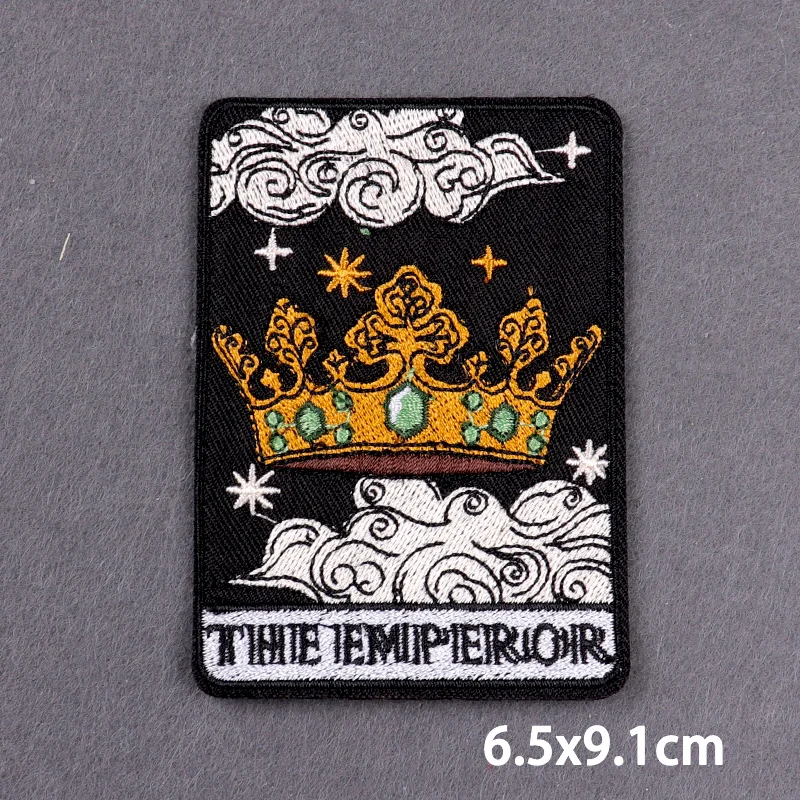 Colección de parches aplicados en chaqueta denim