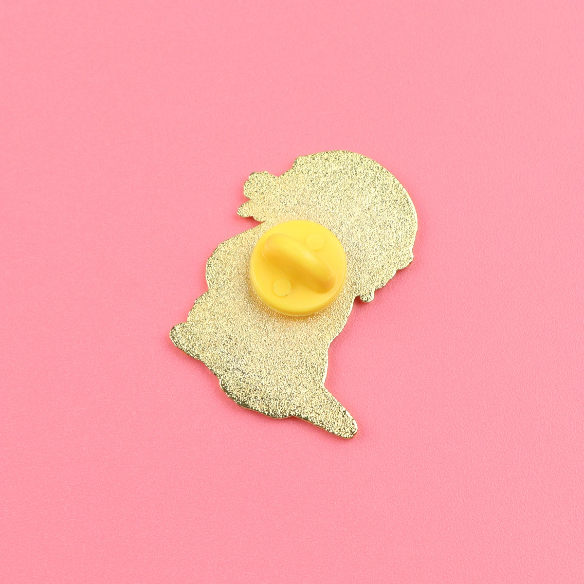 Detalle del pin de nutria y acabado esmaltado