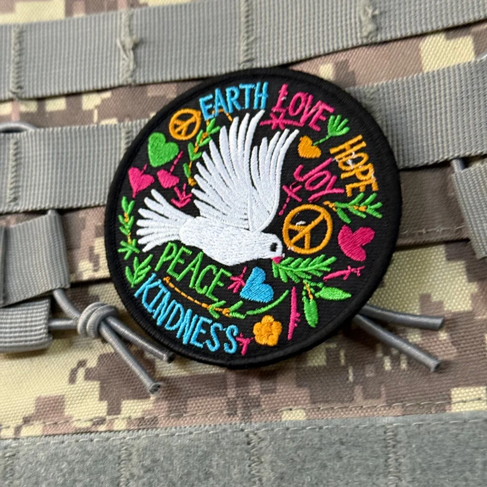 Detalle del emblema bordado y su relieve