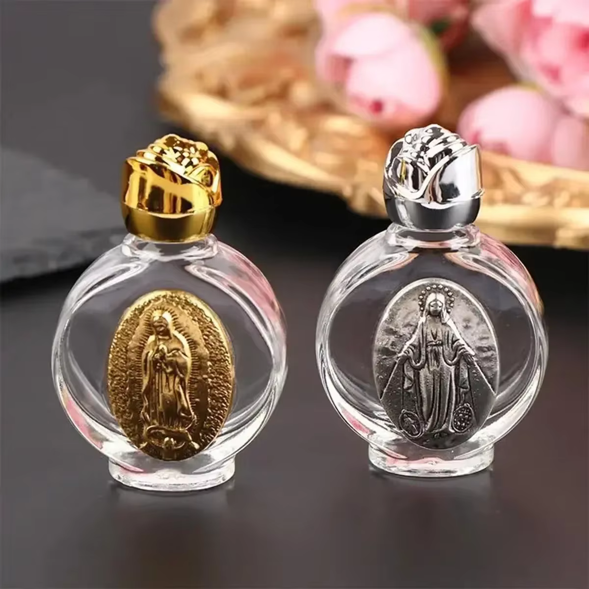 Botella de agua bendita con cruz religiosa y virgen escultórica - imagen 4