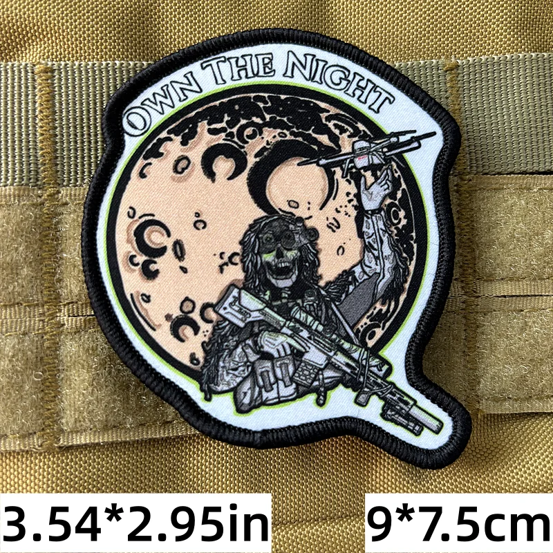 Parche táctico morale Own The Night – Rifleman velcro para mochila - imagen 2