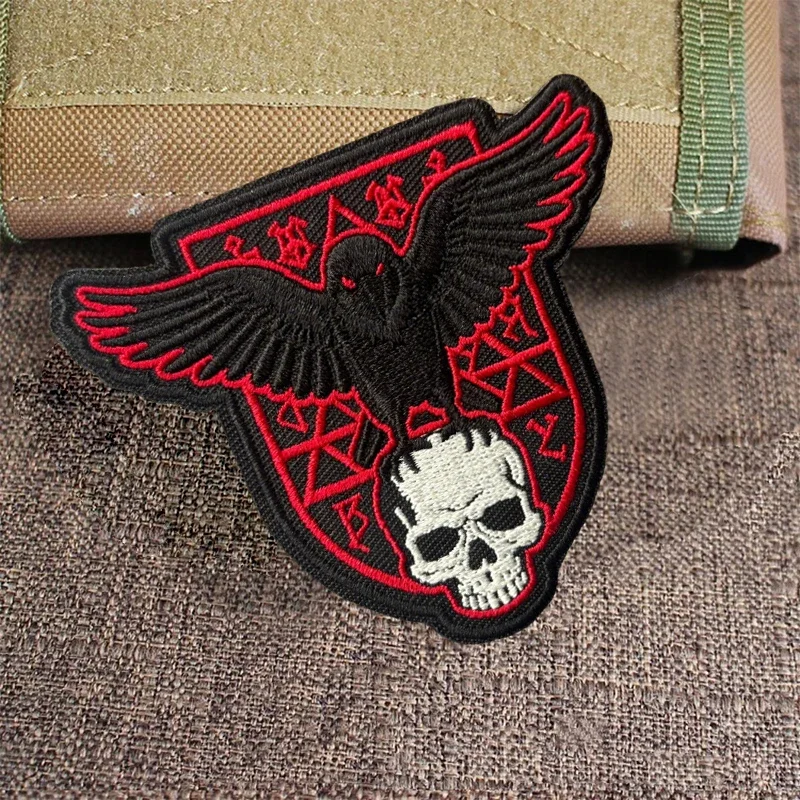 Parche táctico bordado calavera cuervo runas rojas con velcro - imagen 3