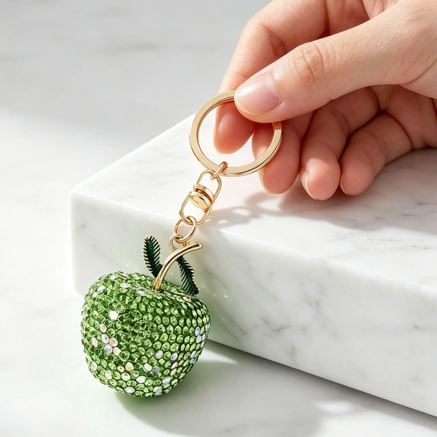 Llavero manzana verde con colgante de cristal y diamantes - imagen 2
