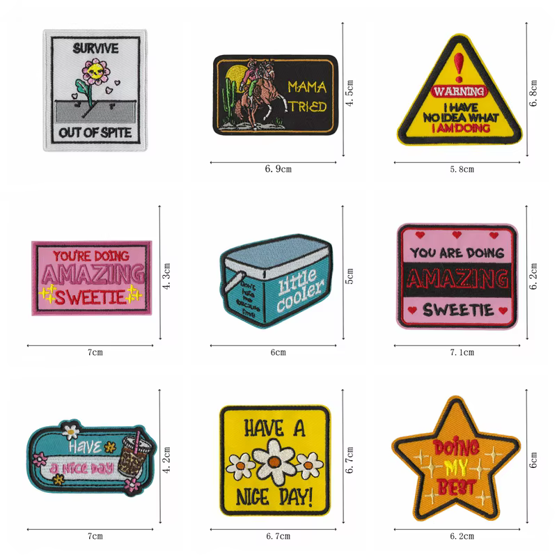 Variedad de parches con frases positivas para planchar o coser