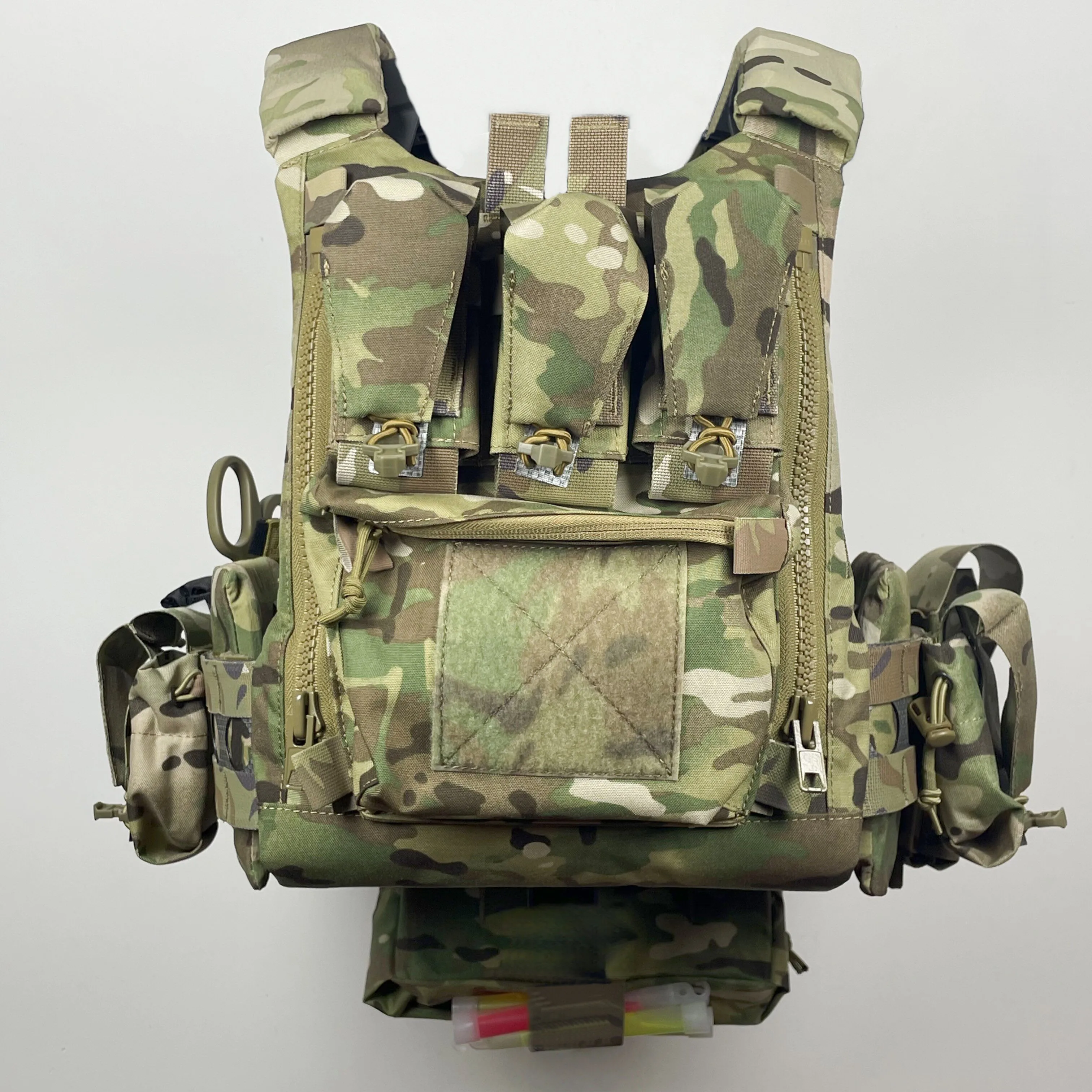 Chaleco táctico de camuflaje completo en exterior