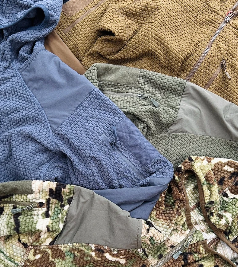 Detalle del camuflaje y la textura del forro polar