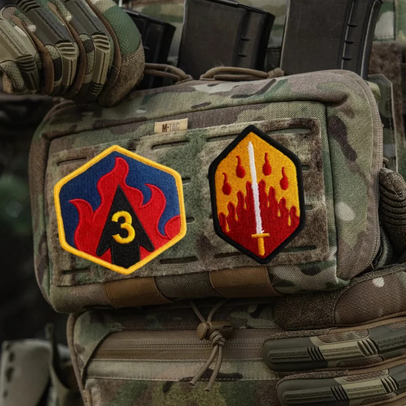 Parche táctico bordado llamas y espadas – Insignia velcro militar - imagen 5