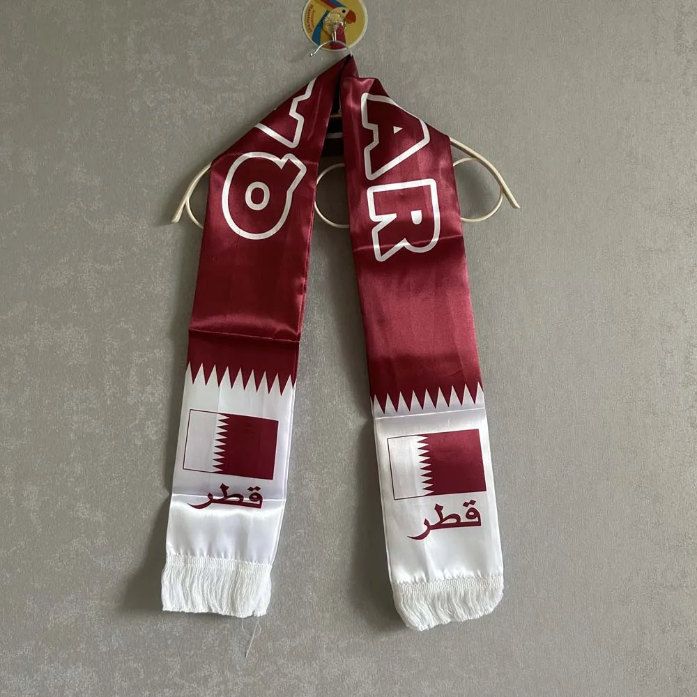 Bufanda Qatar fútbol doble cara satén estampada con borlas