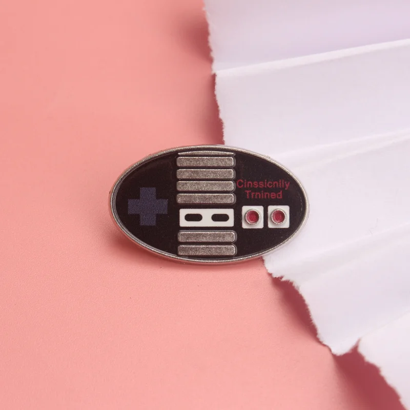 Pin táctico esmaltado vintage con controlador retro – broche mochila - imagen 5
