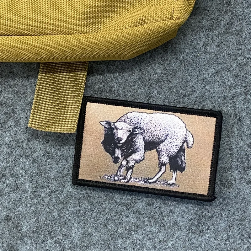 Parche táctico lobo piel de oveja con velcro para mochila - imagen 3