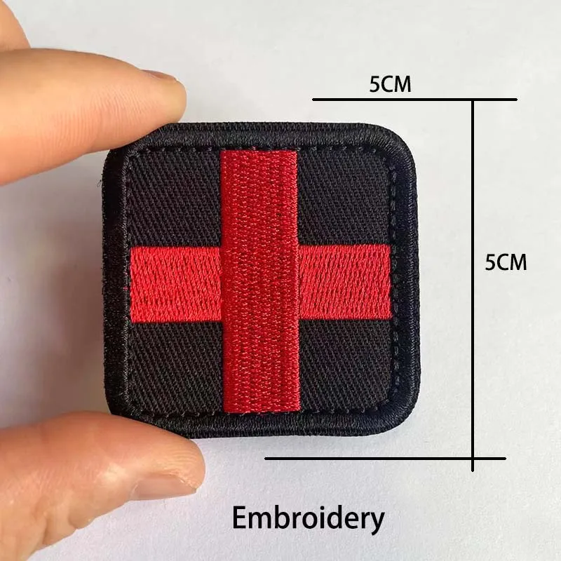 Emblema cruz médica táctica