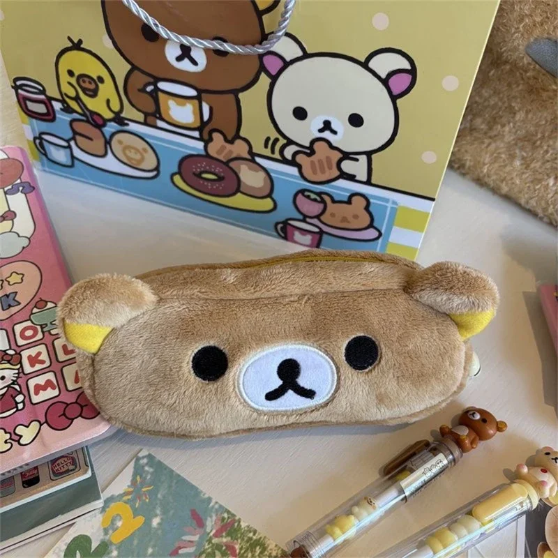 Detalle del estuche kawaii en uso escolar