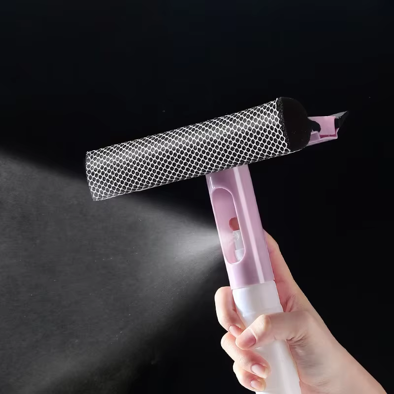 Cepillo aplicado en espejo de baño