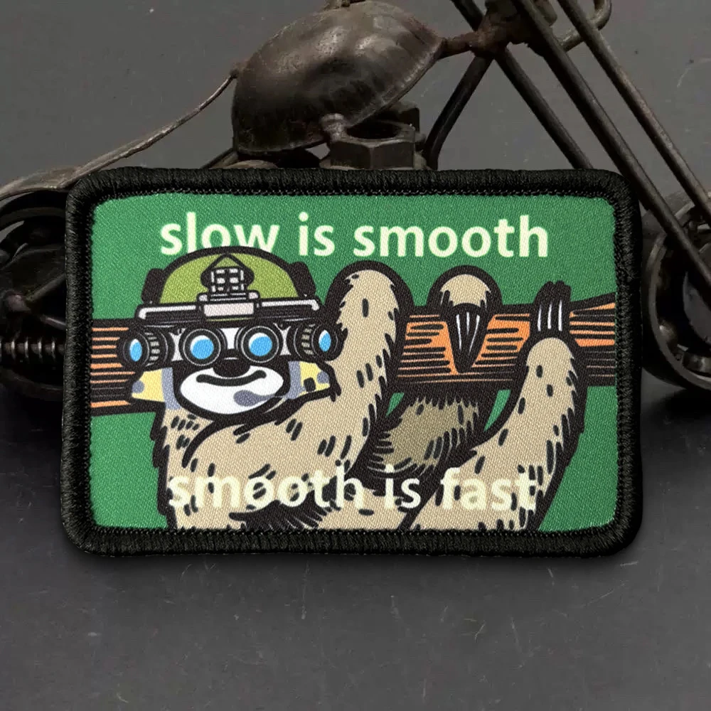 Parche táctico con mensaje “Slow is Smooth Smooth is Fast”