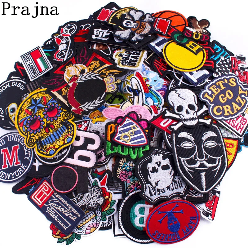Parches aplicados en chaqueta de mezclilla