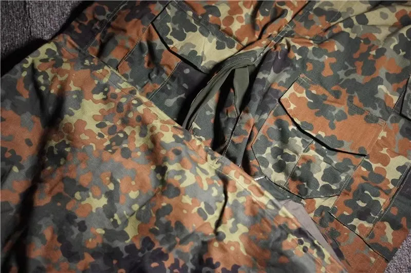Vista completa del traje de rana Flecktarn GEN3