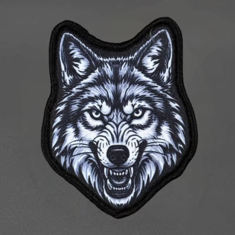 Parche cabeza de lobo enojado estilo táctico
