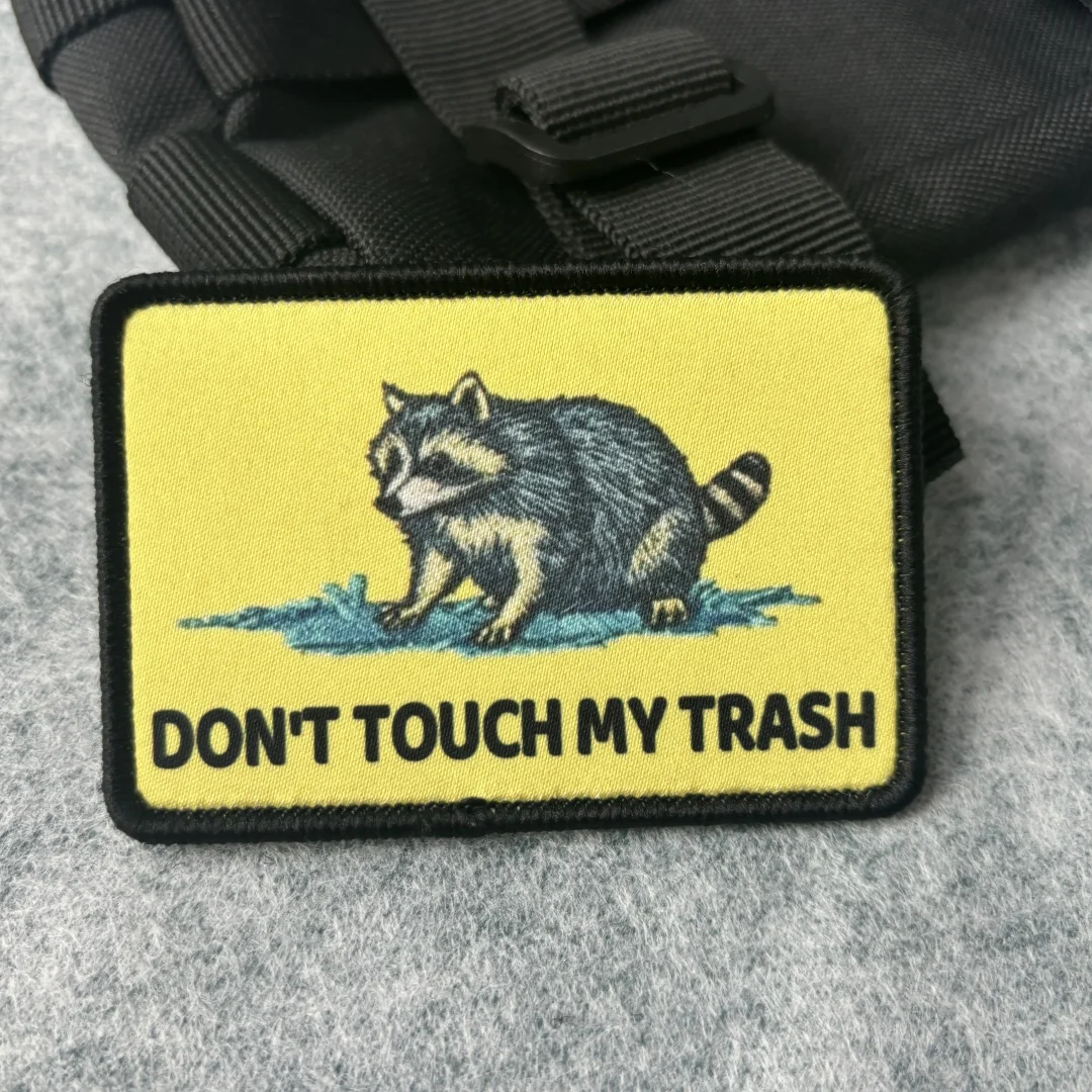 Parche Velcro impreso mapache Don't Touch My Trash para mochila - imagen 3