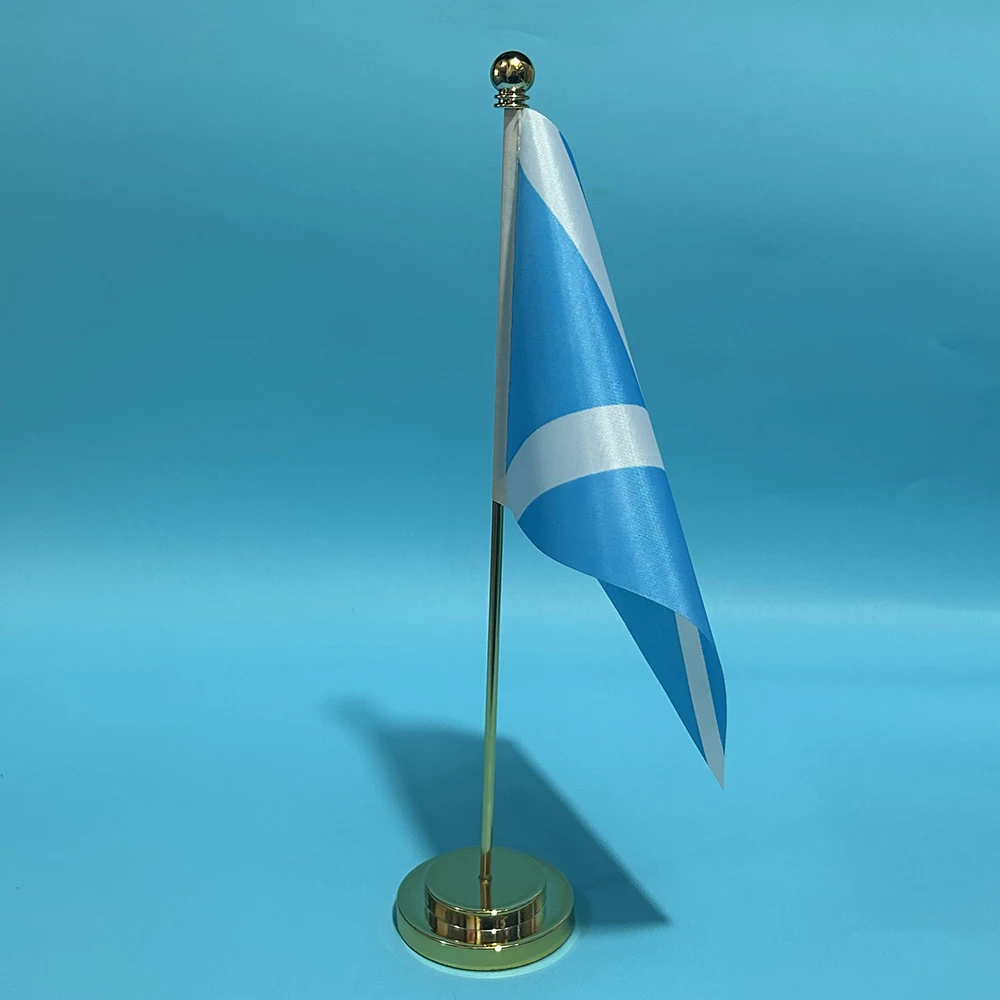 Bandera pequeña de Escocia en contexto de escritorio