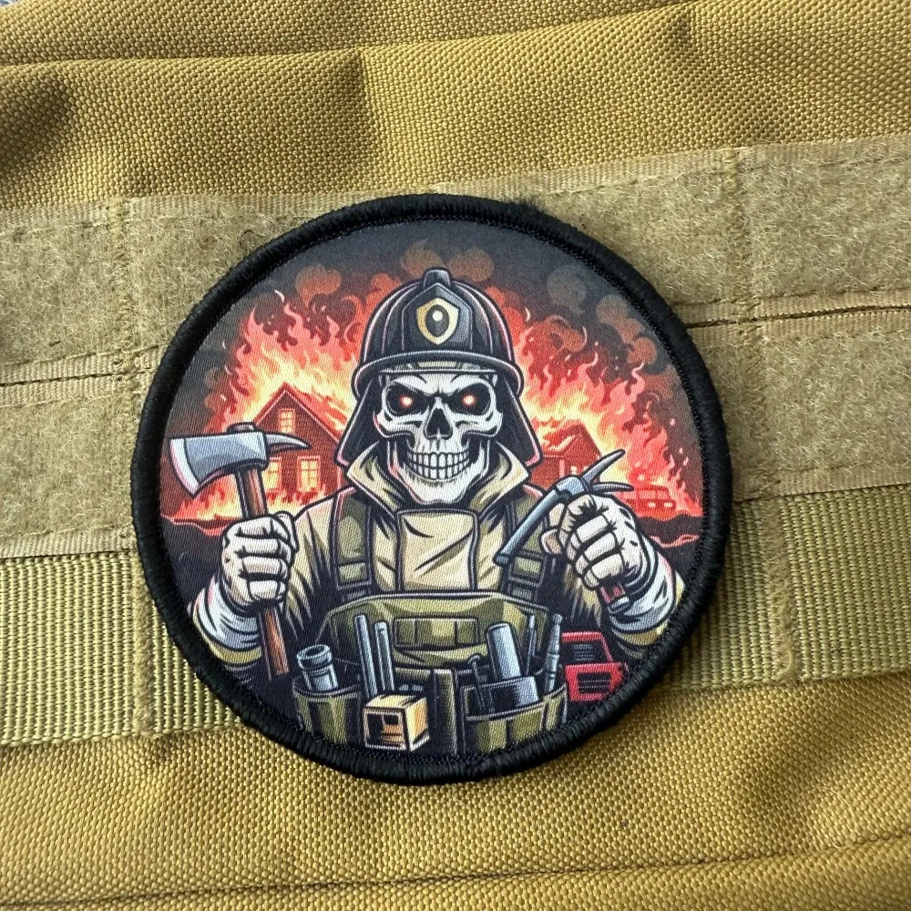 Parche táctico de bombero con calavera y hacha – Insignia moral