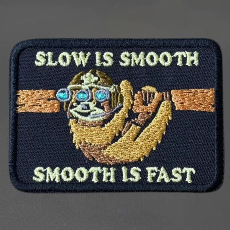 Parche táctico bordado Slow Is Smooth, Fast con gancho y bucle - imagen 3