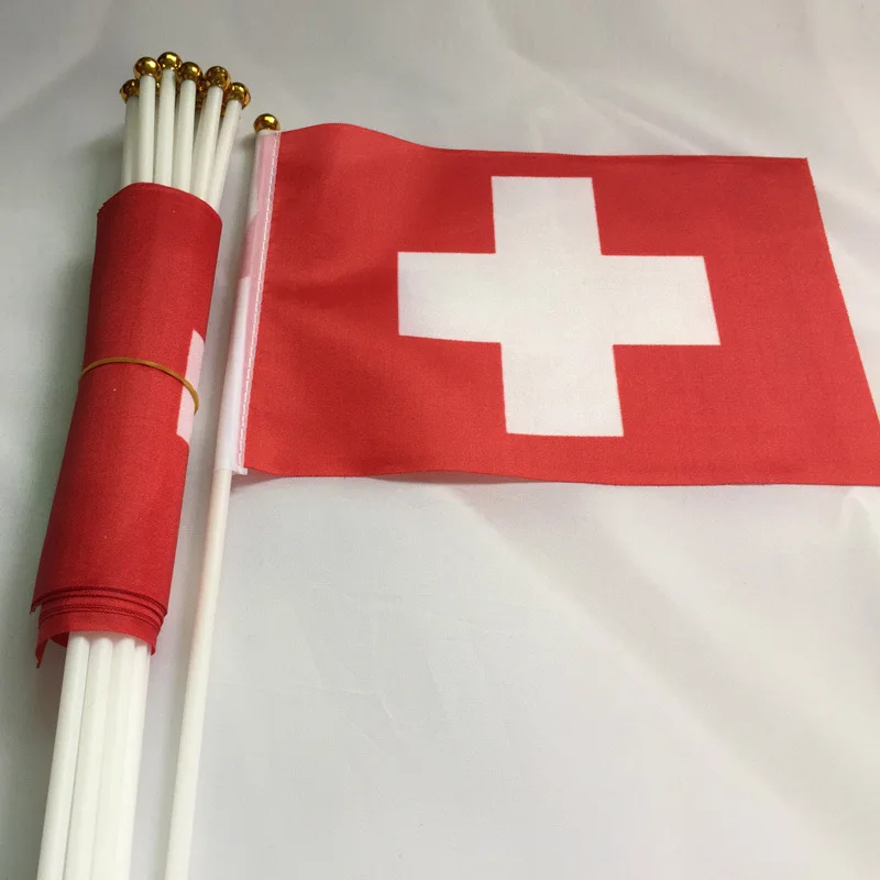 Bandera nacional Suiza de mano – Estandarte país europeo - imagen 4