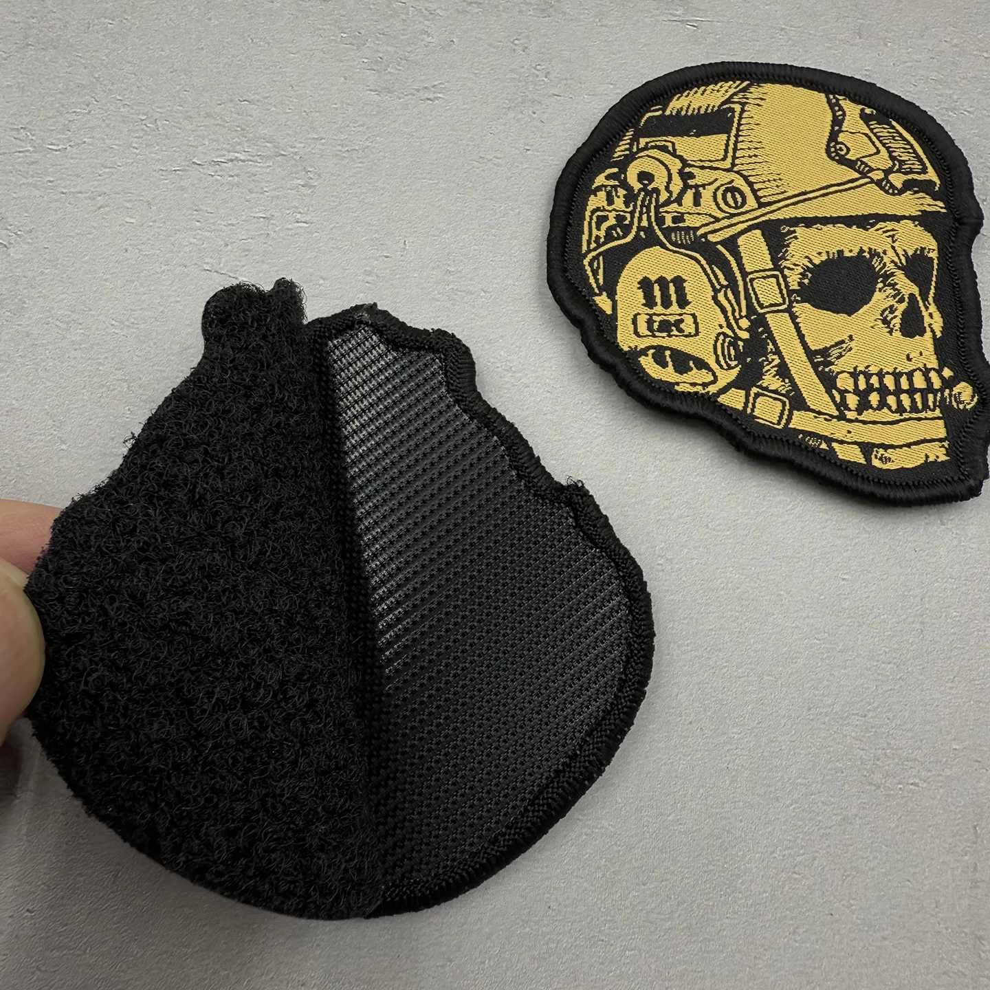 Insignia tejida tipo calavera para decoración