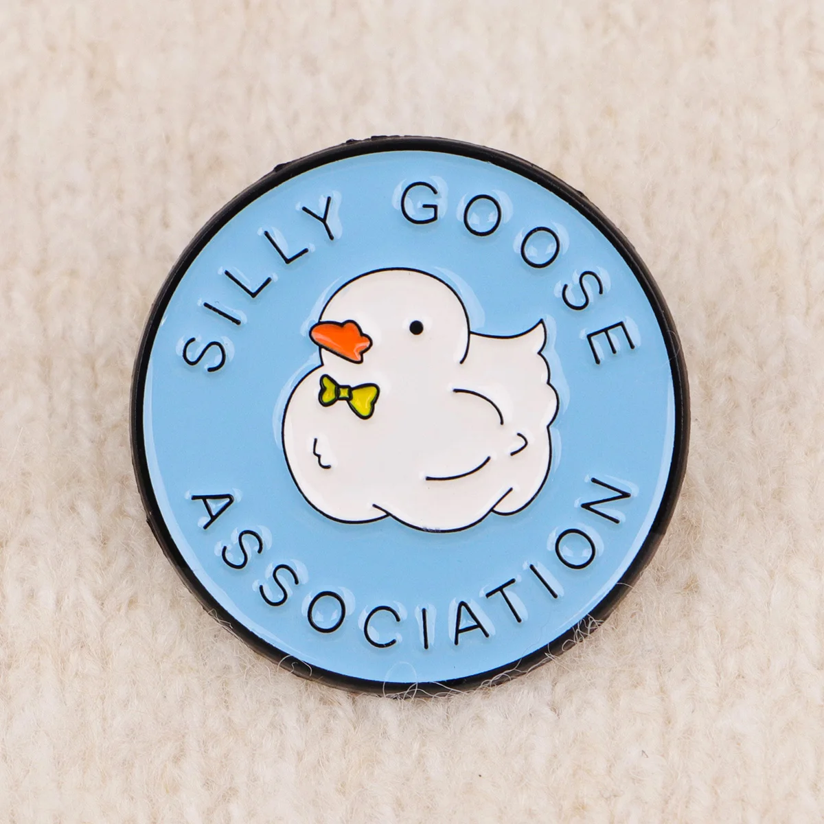 Pin de esmalte Silly Goose – broche metálico para mochila - imagen 4