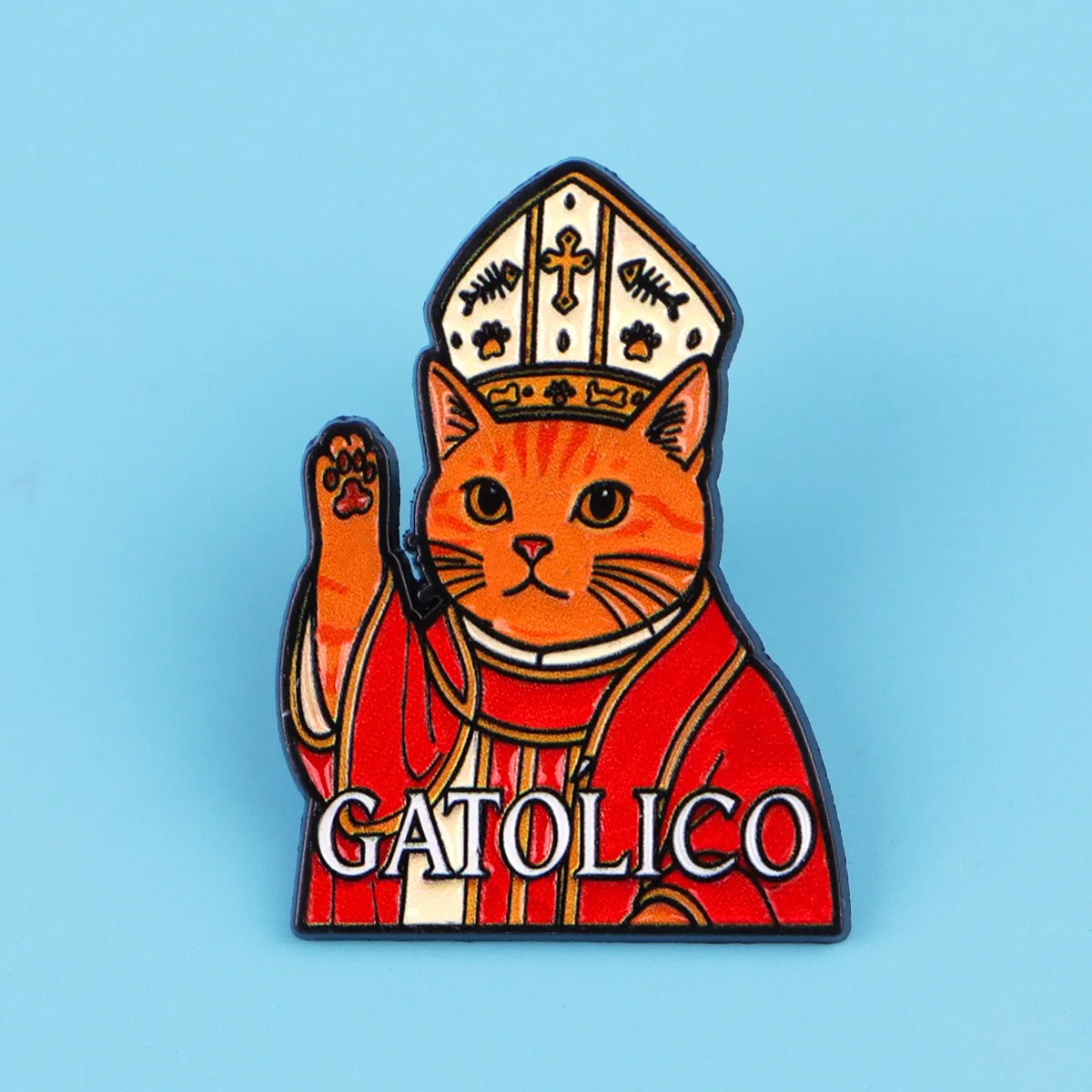 Pin de gato naranja esmaltado sobre una prenda